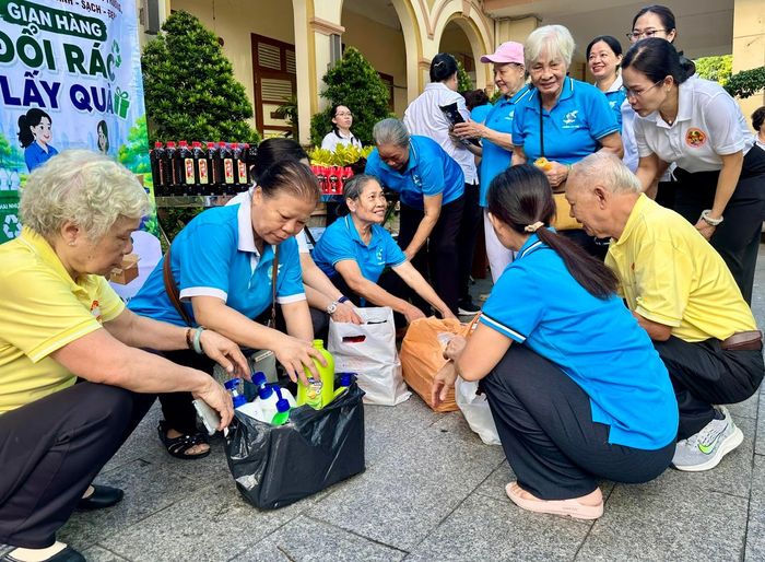  Người dân có thể mang các vật dụng cũ, các loại rác thải để trao đổi quà tặng tại chương trình. Ảnh: THANH HIỀN 