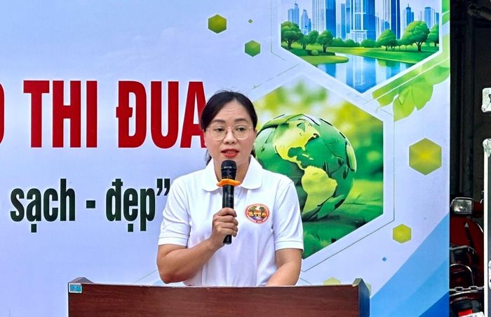  Bà Hoàng Thị Thu Liên, Chủ tịch Ủy ban MTTQ Việt Nam phường Sài Gòn phát biểu tại buổi lễ. Ảnh: THANH HIỀN 