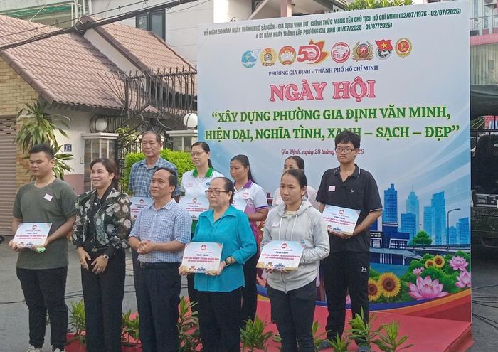  Đại diện ban tổ chức trao tặng thẻ bảo hiểm y tế cho các hộ dân có hoàn cảnh khó khăn. Ảnh: MINH HẢI 