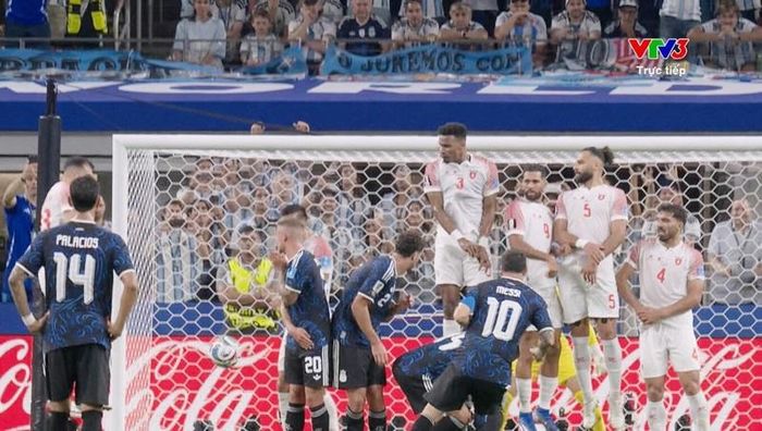  Khoảnh khắc Messi trở thành người đầu tiên ghi bàn trong 7 trận đấu World Cup liên tiếp. 