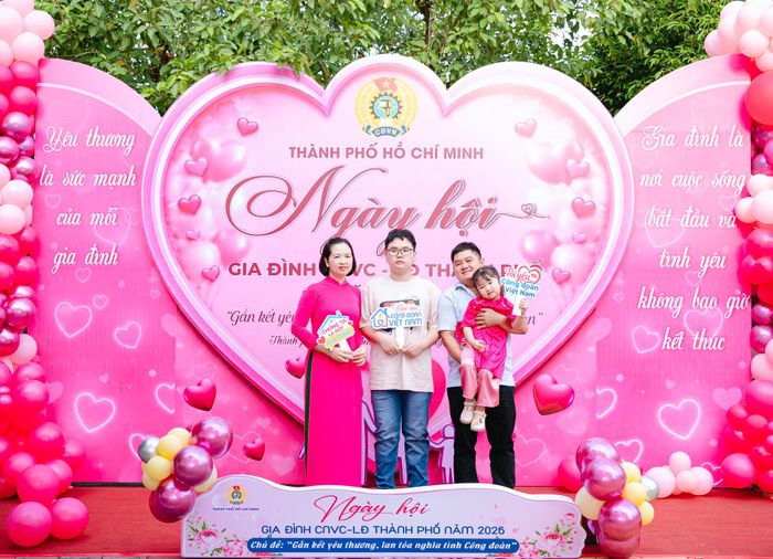  Gia đình người lao động tham dự ngày hội 