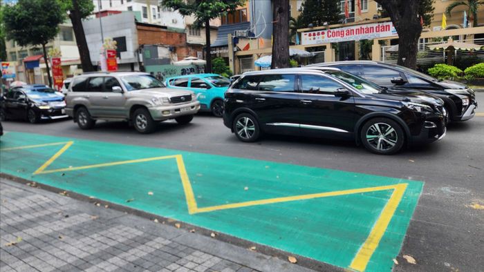  Sơn phản quang màu xanh tại một điểm dừng xe buýt. Ảnh: QUỐC HÙNG 