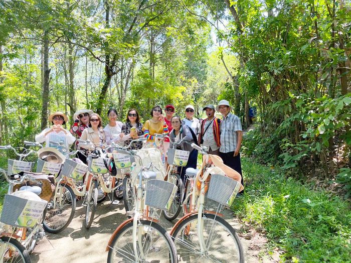  Du khách trải nghiệm đạp xe ở Vĩnh An 