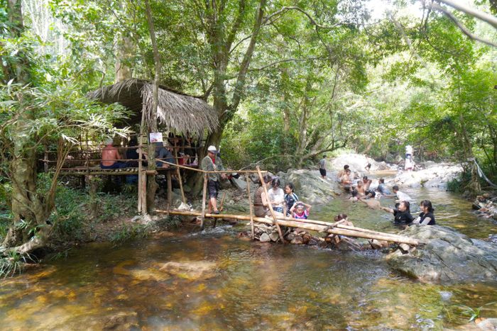  Du khách tại suối Gộp 
