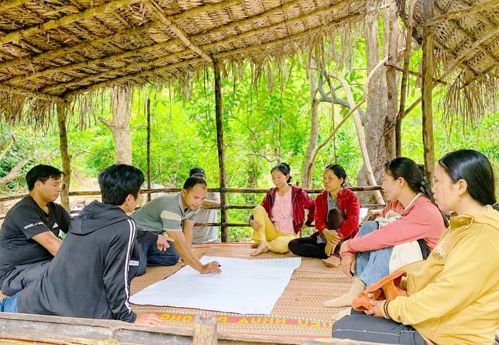  Bà con ở Vĩnh An bàn bạc thành lập các mô hình, tổ du lịch du lịch cộng đồng trước đó. Ảnh: ĐINH RI 