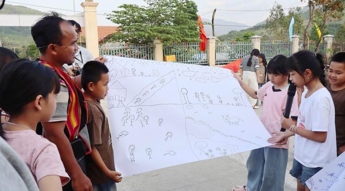  Các em nhỏ thích thú tham gia các mô hình du lịch trải nghiệm, học vẽ về làng quê ở Vĩnh An 