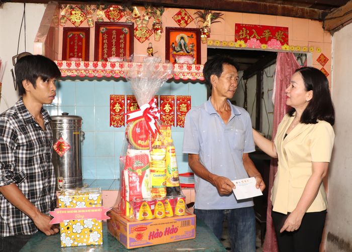  Đồng chí Trương Thị Bích Hạnh thăm hỏi gia đình ông Diệp Bác Minh 