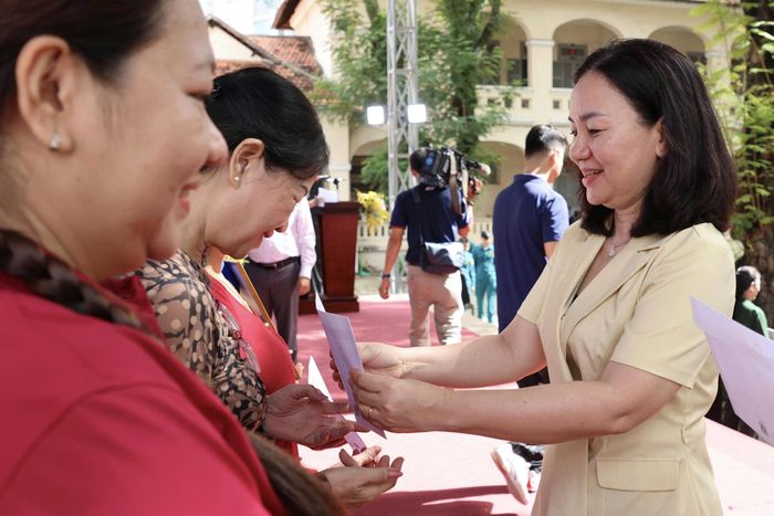  Đồng chí Trương Thị Bích Hạnh tuyên dương các cá nhân có nhiều đóng góp tích cực trong công tác Mặt trận - đoàn thể phường Chợ Quán 