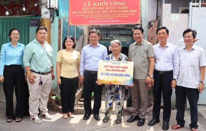  Đồng chí Nguyễn Mạnh Cường và lãnh đạo phường Phú Lâm trao kinh phí hỗ trợ sửa chữa nhà đến bà Cao Yểm 