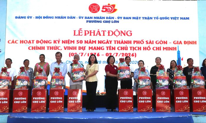  Phó Chủ tịch Thường trực Ủy ban MTTQ Việt Nam TPHCM Trương Thị Bích Hạnh và Bí thư Đảng ủy phường Chợ Lớn Huỳnh Ngọc Nữ Phương Hồng trao quà đến hộ dân có hoàn cảnh khó khăn 