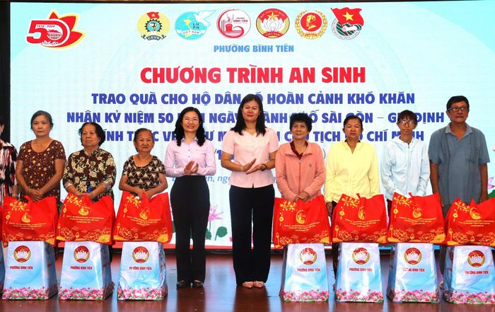 Các hộ dân có hoàn cảnh khó khăn nhận quà tại chương trình 