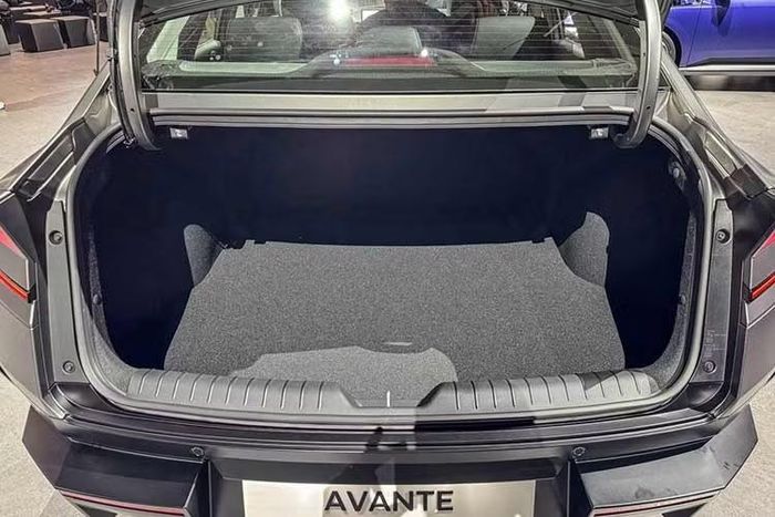 Riêng phiên bản hybrid được bổ sung công nghệ phanh tái tạo năng lượng Smart Regenerative Braking 3.0 và hệ thống Hybrid Hierarchical Predictive Control System có khả năng phân tích cung đường phía trước để tối ưu mức tiêu thụ nhiên liệu. Chế độ Stay Mode cũng cho phép điều hòa và hệ thống giải trí tiếp tục hoạt động ngay cả khi xe dừng mà không cần khởi động động cơ.