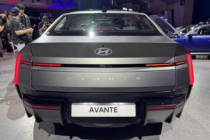 Hyundai tiếp tục nâng cấp hệ thống an toàn chủ động trên Elantra thế hệ mới. Xe sở hữu 10 túi khí cùng gói hỗ trợ lái ADAS với nhiều tính năng như kiểm soát hành trình thích ứng thế hệ thứ hai dựa trên dữ liệu bản đồ, hỗ trợ đỗ xe từ xa, hỗ trợ lùi theo quỹ đạo đã ghi nhớ và phanh khẩn cấp khi cần số điện tử ở chế độ P.