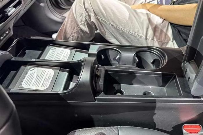 Ngoài ra, xe còn được trang bị hệ thống âm thanh Bang &amp; Olufsen, camera hành trình tích hợp sẵn, hai đế sạc không dây và cổng USB hỗ trợ công suất sạc lên tới 100 W. Tại thị trường quê nhà Hàn Quốc, Elantra 2027 thế hệ mới sẽ có hai lựa chọn hệ truyền động.
