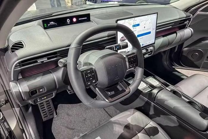 Không gian bên trong được thiết kế lại theo hướng tối giản, giảm bớt các chi tiết góc cạnh và ưu tiên các mảng bề mặt mềm. Trung tâm bảng táp-lô là màn hình giải trí kích thước 14,6 inch trên phiên bản cao cấp, trong khi các bản thấp sở hữu màn hình 12,9 inch. Toàn bộ hệ thống vận hành trên nền tảng Pleos Connect mới do Hyundai phát triển.
