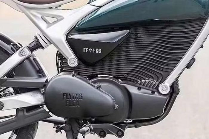 Tại thị trường Ấn Độ, mẫu xe môtô điện Royal Enfield Flying Flea C6 này có giá niêm yết là 279.000 Rupee (tương đương khoảng 77,45 triệu đồng), đi kèm hai tùy chọn màu sơn là xanh Flea Green và đen Storm Black.