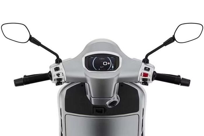 Màu sơn xanh độc đáo của Vespa Edizione Ottantesimo cũng được lấy cảm hứng từ chất liệu thép thô của thân xe. Với kiểu dáng thể thao một chỗ ngồi, yên sau 2 người được phủ bằng một lớp ốp solo cứng có thể tháo rời cùng màu với thân xe, gợi nhớ đến phần thân đặc trưng của những chiếc Vespa đua.