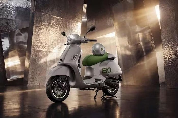 Tất nhiên, Vespa cung cấp một loạt các phụ kiện chính hãng để cá nhân hóa chiếc xe hơn nữa hoặc tăng cường chức năng của nó: bao gồm giá chở đồ trước và sau, thanh bảo vệ bên hông, kính chắn gió, và hệ thống chống trộm điện tử. Giá xe Vespa GTS 310 Edizione Ottantesimo chưa công bố.