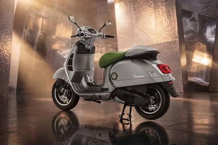 Chiếc Vespa Edizione Ottantesimo phiên bản đặc biệt này cũng có thể được nâng cấp với các phụ kiện thời trang, chẳng hạn như thùng đựng đồ phía sau – với dung tích 36 lít – cùng màu với thân xe, có thể được trang bị thêm tựa lưng có đệm cùng màu và chất liệu với yên xe.