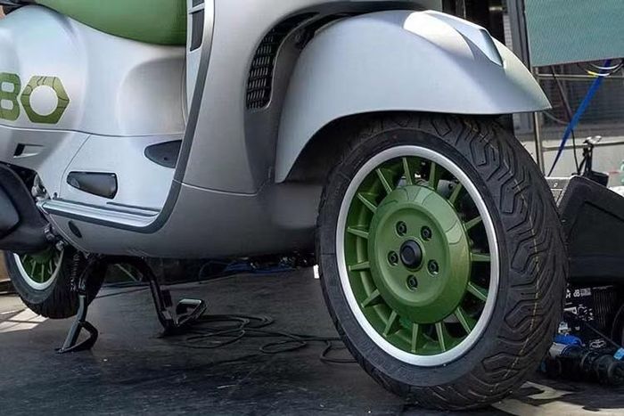 Mỗi chiếc GTS 310 Edizione Ottantesimo sẽ có 1 tấm bảng kỷ niệm đánh số thứ tự sản xuất, đặt trong ngăn chứa đồ dưới yên xe. Một chiếc mũ bảo hiểm đặc biệt cũng được cung cấp, hoàn toàn phù hợp với chiếc Vespa. Phần trên của mũ bảo hiểm phản ánh màu xám sần sùi của thân xe, với lớp hoàn thiện mờ, và được bổ sung bởi các chi tiết màu xanh lá cây với con số 80 nổi bật ở phía sau.