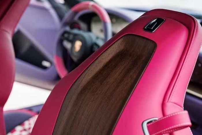Nội thất của chiếc 911 GT3 with Touring Package Tree of Life này còn nổi bật hơn nữa khi kết hợp da Lila với điểm nhấn Ruby Star Neo, đường chỉ khâu tương phản màu Atacama Beige.