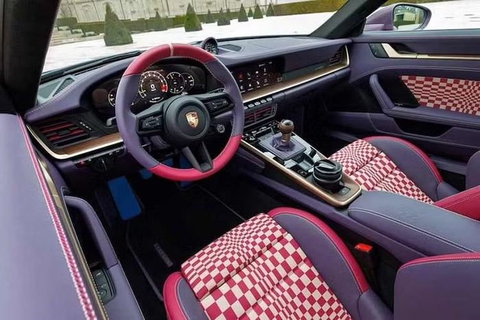 Kết quả là một chiếc 911 thực sự trông giống như hai chiếc xe khác nhau tùy thuộc vào vị trí người dùng đứng gần. Sự ấn tượng về mặt thị giác không dừng lại ở đó.