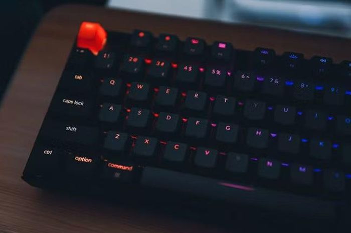 Không phải ai cũng hiểu vì sao một người đàn ông trưởng thành có thể dành hàng giờ xem các video so sánh switch, keycap hay chất âm của từng mẫu bàn phím khác nhau, nhưng với cộng đồng yêu công nghệ, đó là một thú chơi tinh tế, giống như việc sưu tầm đồng hồ, máy ảnh hay những chiếc xe cổ giá trị.