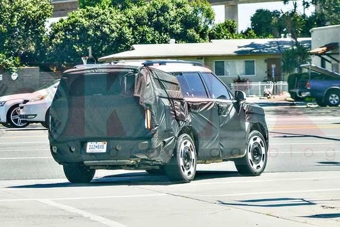 Dự kiến trong nửa đầu năm 2026, Hyundai sẽ hoàn tất việc phát triển động cơ đốt trong và bộ điều khiển ECU – hai thành phần cốt lõi cho hệ truyền động của SantaFe EREV.