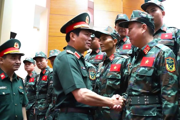 Đại tướng Nguyễn Tân Cương động viên các thành viên đoàn công tác.