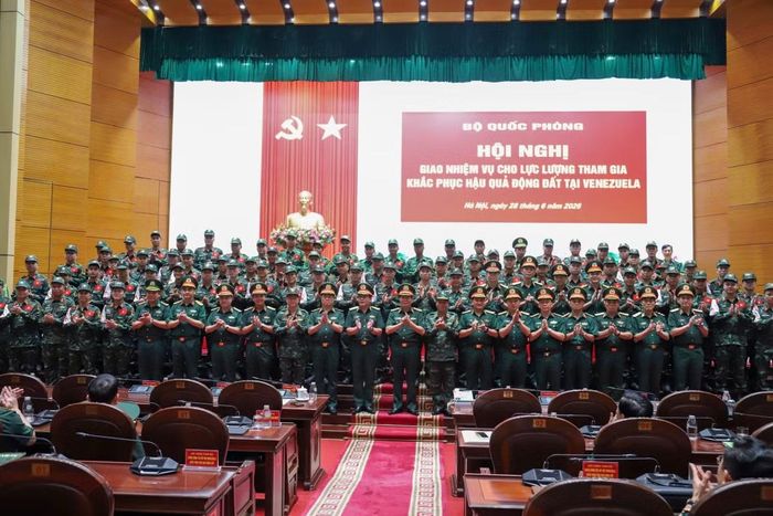 Đại tướng Nguyễn Tân Cương, thủ trưởng Bộ Tổng Tham mưu, thủ trưởng Tổng cục Chính trị chụp ảnh lưu niệm với lực lượng tham gia đoàn công tác.