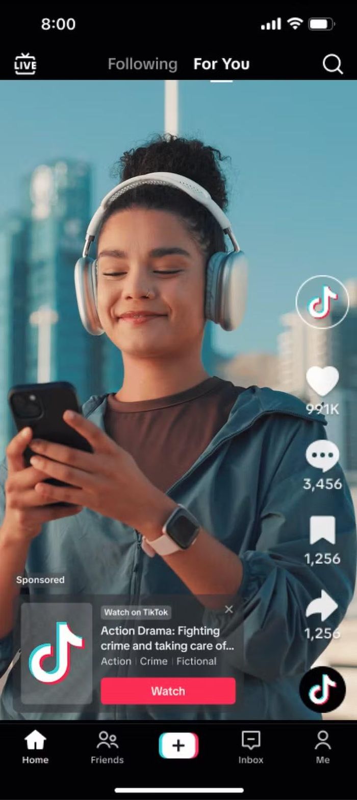 Những công cụ AI này cho phép nhà quảng cáo tạo video đa ngôn ngữ, tối ưu nội dung theo thời gian thực và tự động lựa chọn các mẫu quảng cáo có hiệu suất tốt nhất, góp phần rút ngắn đáng kể thời gian sản xuất và vận hành chiến dịch.