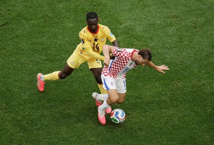 Ghana (áo vàng) cũng vào vòng 32 đội với tư cách đội xếp thứ ba có thành tích tốt tại World Cup 2026.