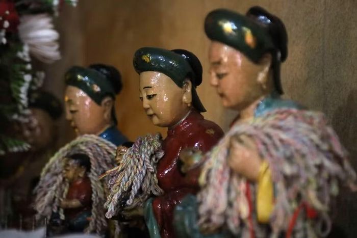 Ngôi chùa được dựng lên để thờ Thiên Hậu Thánh Mẫu - vị thần bảo hộ ngư dân, che chở tàu thuyền trước sóng gió biển khơi.