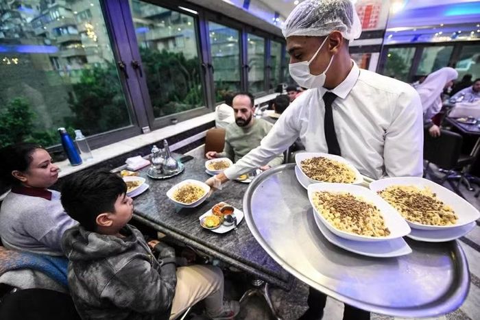 Từ lề đường đến nhà hàng cao cấp ở Ai Cập đều phục vụ koshary. Ảnh: Smithsonianmag.com