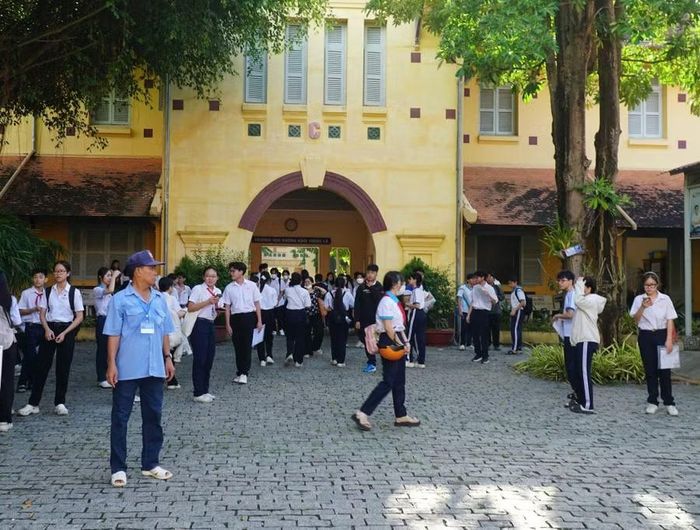 Thí sinh có mặt tại điểm thi làm thủ tục dự thi và nghe phổ biến Quy chế thi tại Hội đồng thi Trường THPT Châu Văn Liêm.