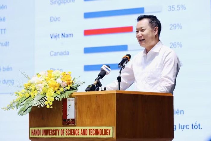 Vụ trưởng Vụ Giáo dục Đại học Nguyễn Tiến Thảo trao đổi tại hội thảo.
