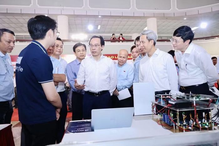 Bộ trưởng Hoàng Minh Sơn tham quan Không gian Đổi mới sáng tạo liên ngành của Đại học Bách khoa Hà Nội.