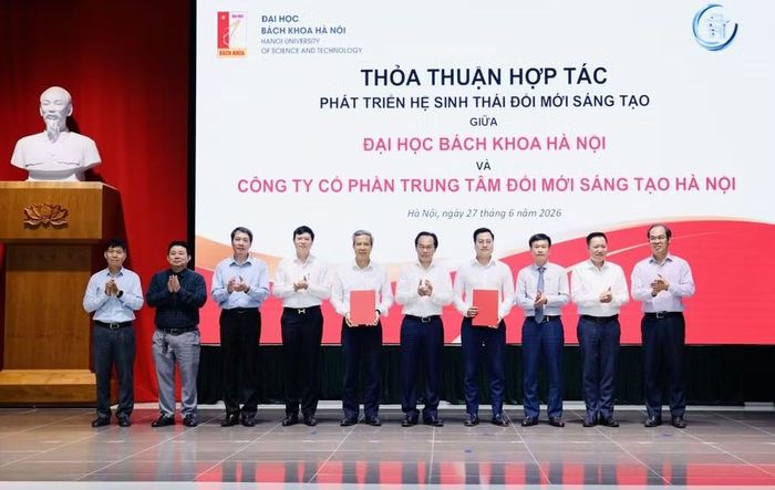 Bộ trưởng Hoàng Minh Sơn cùng các đại biểu chứng kiến lễ trao các biên bản ghi nhớ hợp tác.