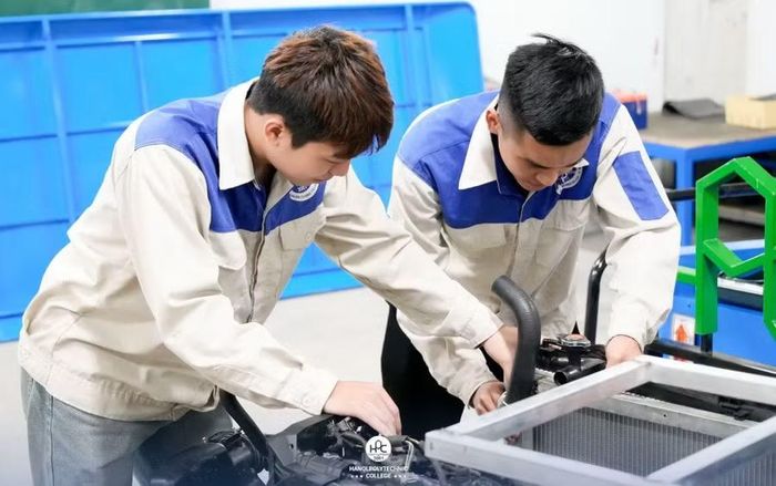 Sinh viên Trường Cao đẳng Công nghệ Bách khoa Hà Nội thực hành tìm hiểu cấu tạo xe điện du lịch. Ảnh: NTCC