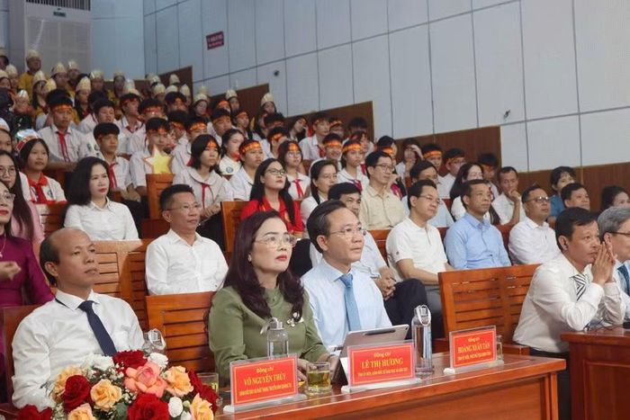 Ông Hoàng Xuân Tân, Phó Chủ tịch UBND tỉnh Quảng Trị và bà Lê Thị Hương, Giám đốc Sở GD&amp;ĐT tỉnh Quảng Trị tham dự chương trình "English Mastery - Làm chủ tiếng Anh".