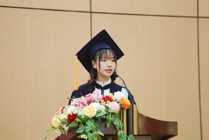 Thủ khoa Trần Thị Hồng Ánh phát biểu cảm ơn thầy cô giáo nhà trường đã tận tình dạy dỗ trong 4 năm học.