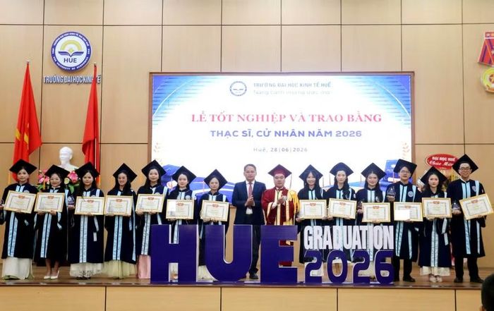 Lãnh đạo Trường ĐH Kinh tế Huế khen thưởng và trao bằng tốt nghiệp.