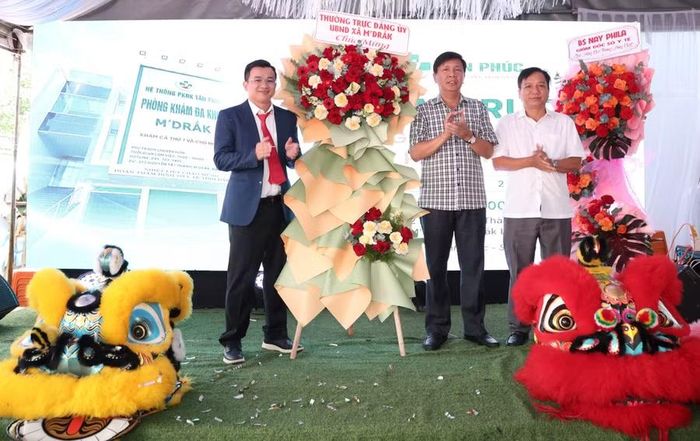  Lãnh đạo xã M’Drắk tặng hoa chúc mừng khai trương Phòng khám Đa khoa Tân Phúc M’Drắk. 