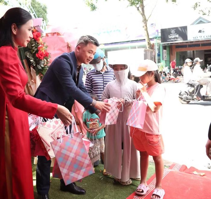 Đại diện Phòng khám Đa khoa Tân Phúc M’Drắk tặng quà cho người dân đến dự lễ khai trương.