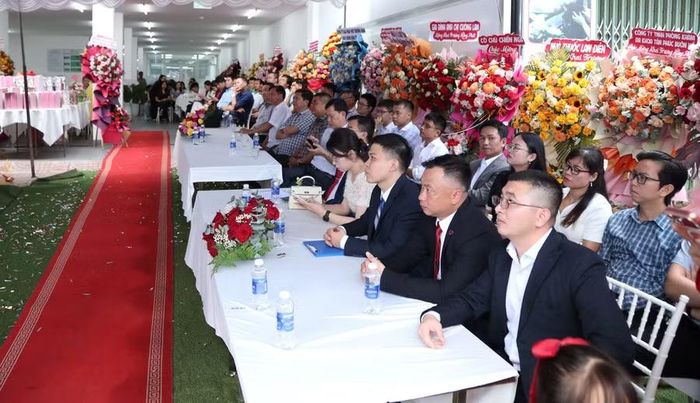 Đại biểu dự lễ khai trương Phòng khám Đa khoa Tân Phúc M’Drắk.