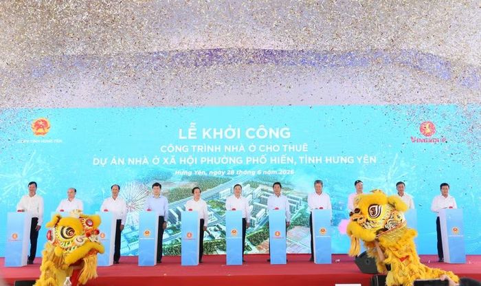 Các đại biểu thực hiện nghi thức khởi công Công trình nhà ở cho thuê thuộc Dự án nhà ở xã hội phường Phố Hiến. Ảnh: Tất Đạt