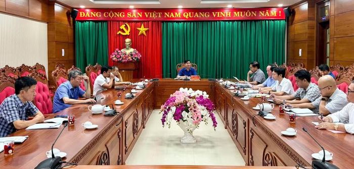 Ông Nguyễn Thiên Văn – Phó Chủ tịch UBND tỉnh chủ trì cuộc họp. (Ảnh: N.G)