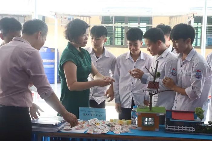 Giáo viên tại Trường Cao đẳng Xây dựng số 1 tận tình hướng dẫn cho các em học sinh.