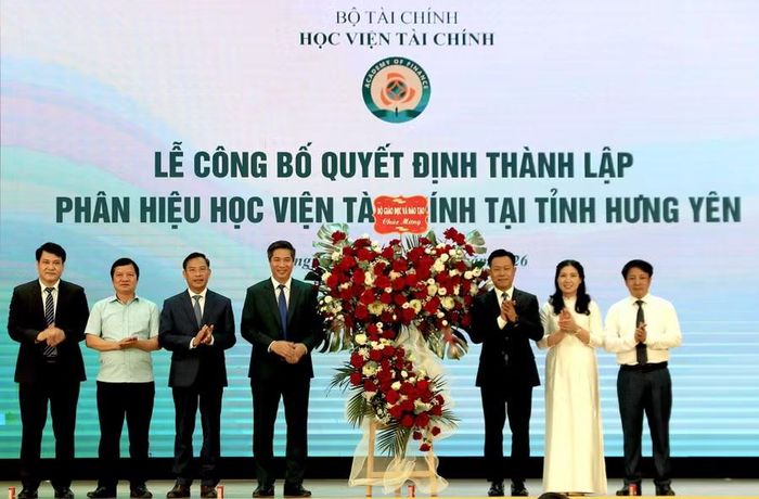 Thứ trưởng Bộ GD&amp;ĐT Lê Quân tặng hoa chúc mừng Học viện Tài chính.