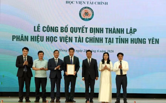Thứ trưởng Bộ GD&amp;ĐT Lê Quân trao quyết định của Bộ trưởng Bộ GD&amp;ĐT cho phép hoạt động đào tạo của Phân hiệu Học viện Tài chính tại tỉnh Hưng Yên.